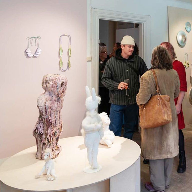 Besökare i utställningen Gläntan, under Stockholm Craft Week 2022