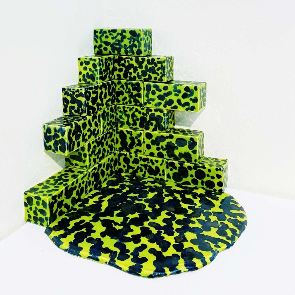 Skulpturen Party Animal i leopardfläckig keramik, av Helena Malm