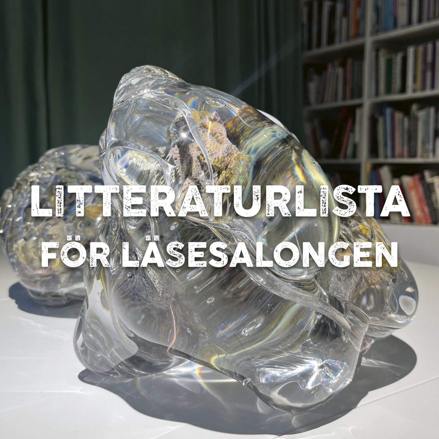 Litteraturlista för Läsesalongen. I bakgrunden en glasskulptur av Barrolevén